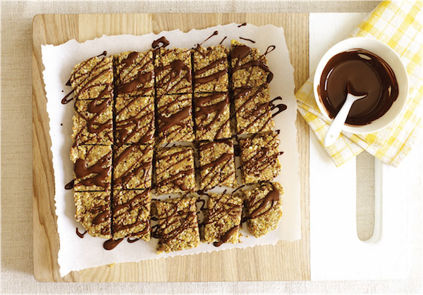 STICKY SESAME BARS WITH RAW CHOCOLATE DRIZZLE from Power Hungry